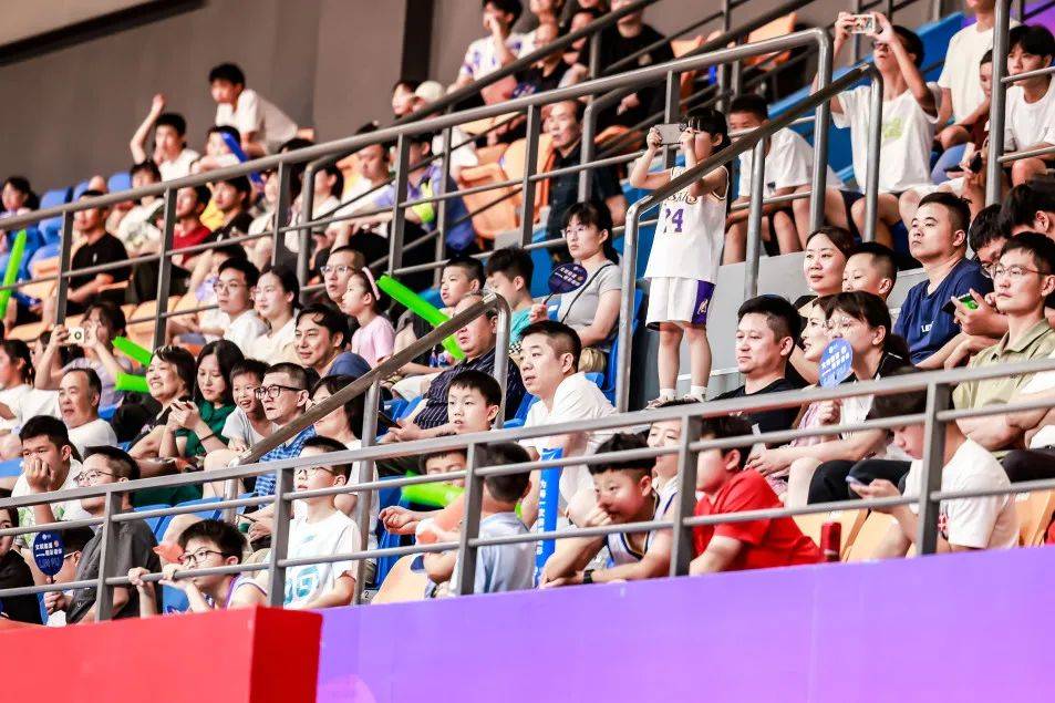 包含球迷“打卡”热潮：最美篮球场景你都看过了吗？的词条